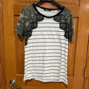 ROGUE SOCIETY Women's Plus 2X Short Sleeve Striped Camo Sleeve Lace Detail Shirt